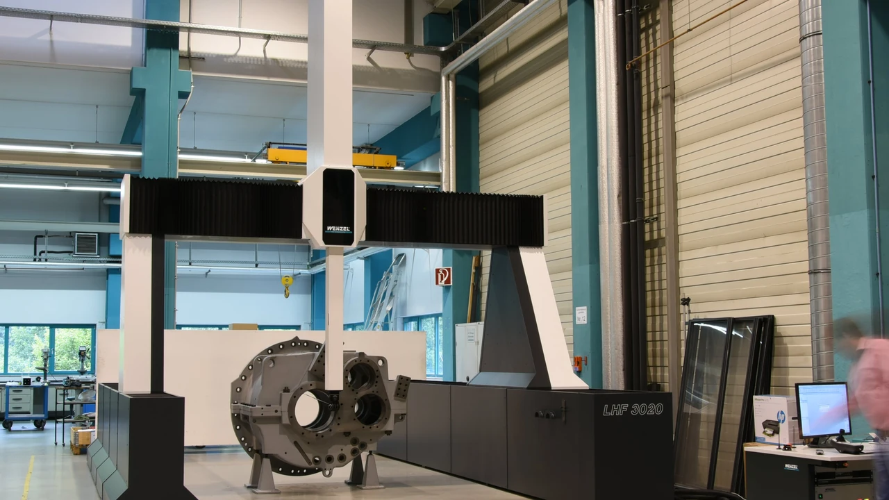 WENZEL LHF 3020 con un componente mecánico voluminoso preparado para inspección