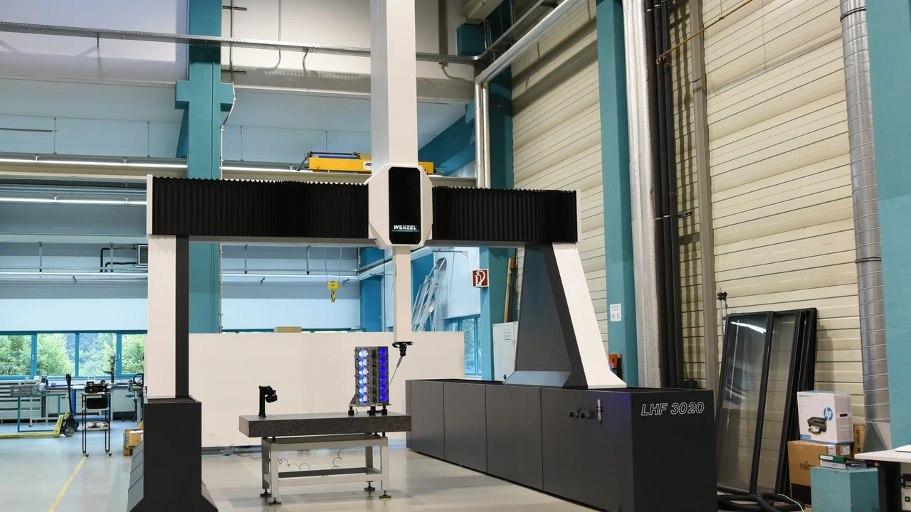 WENZEL LHF 3020 instalada con el área de medición accesible a nivel del piso