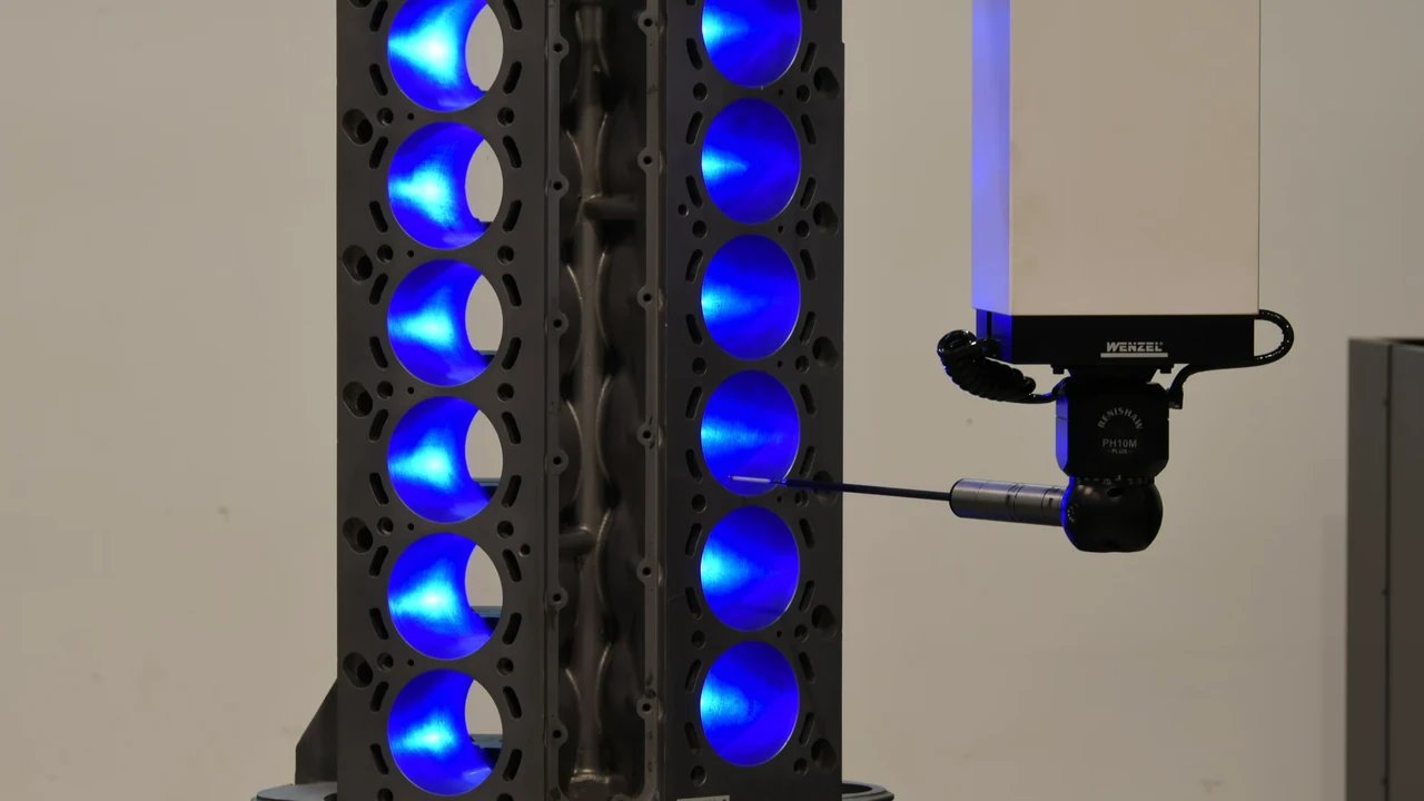Sensor óptico WENZEL en la CMM LHF capturando superficies de un componente de motor