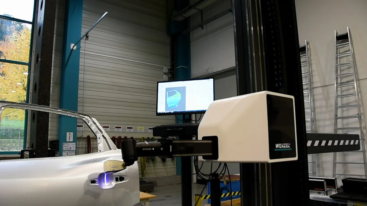 Sensor óptico en WENZEL RA capturando la superficie de un componente