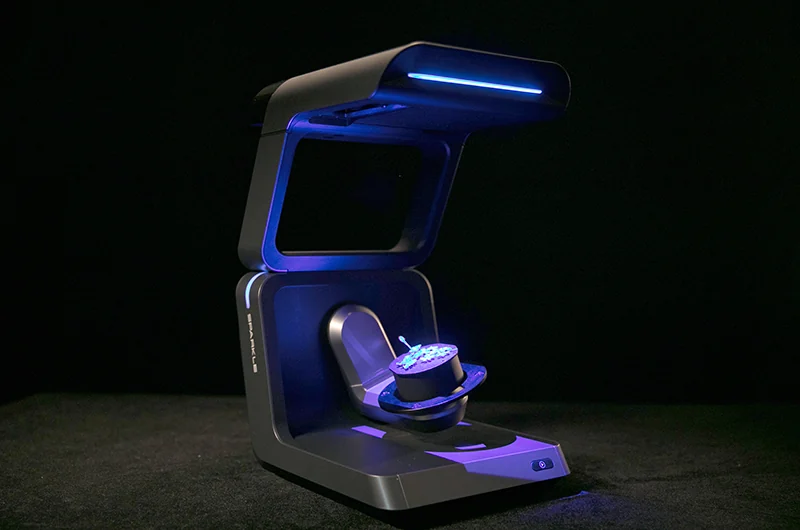 Pieza de joyería iluminada durante una captura óptica en un escáner de sobremesa