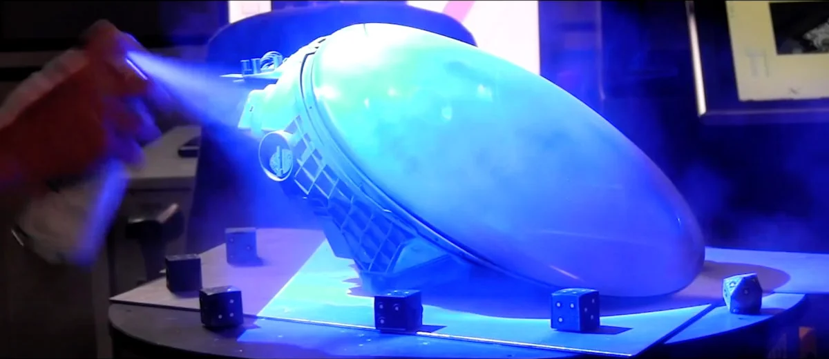 Superficie reflectante de una óptica automotriz bajo iluminación proyectada