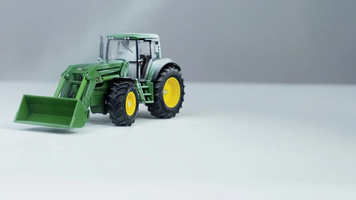 Modelo de tractor con diferencias de color y superficies brillantes