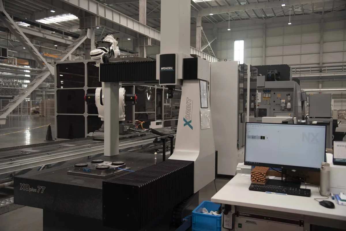 XOplus 77 de la familia WENZEL XO integrada con robot y útiles de medición