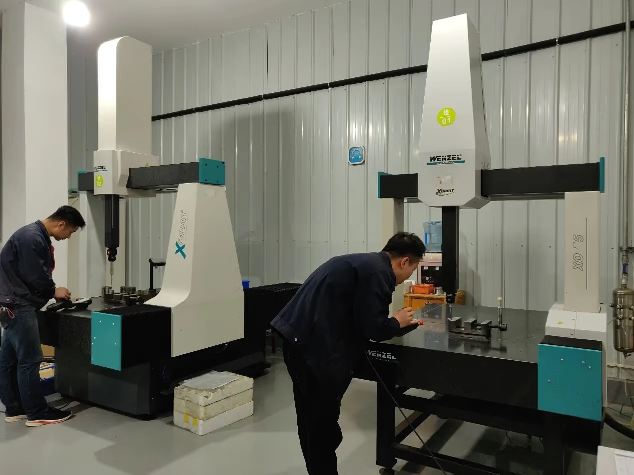 Operadores midiendo componentes hidráulicos con XOrbit de la familia WENZEL XO