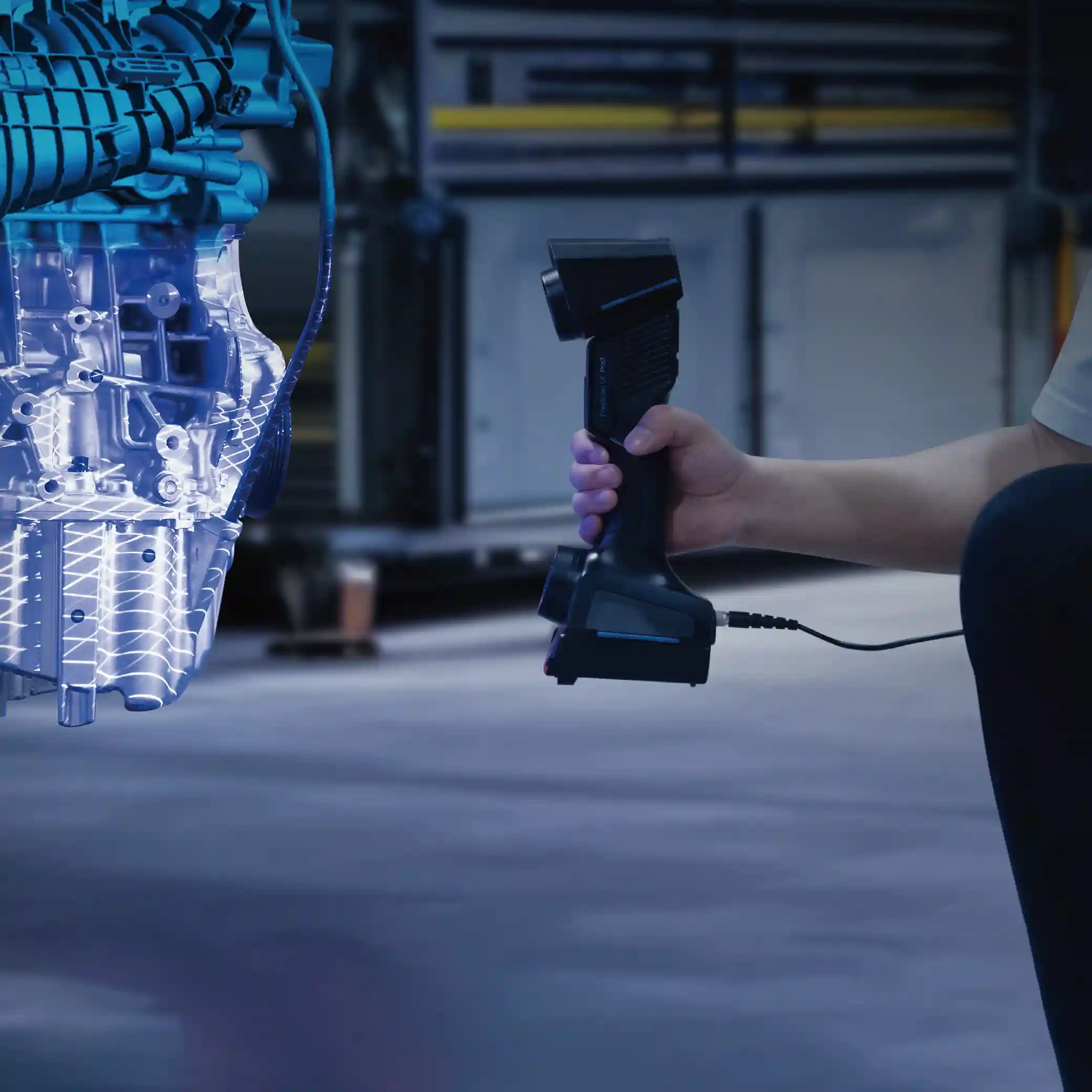 Escáner FreeScan UE Pro2 sostenido en mano durante la captura de una pieza industrial