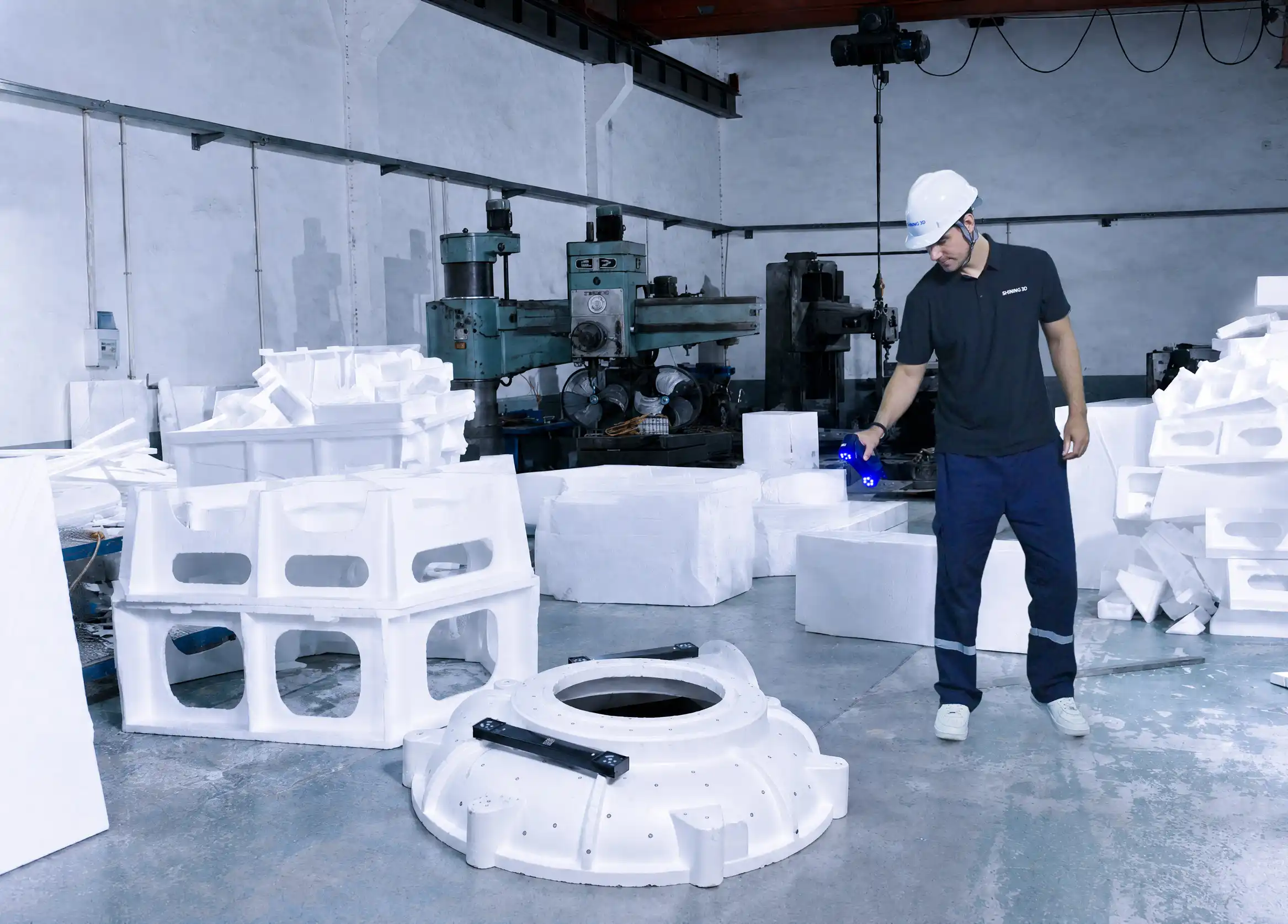 Operador capturando la geometría de una pieza industrial con FreeScan Combo+ Wireless