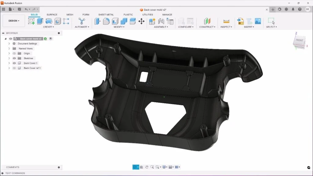 Carcasa plástica con nervaduras y fijaciones diseñada en Autodesk Fusion