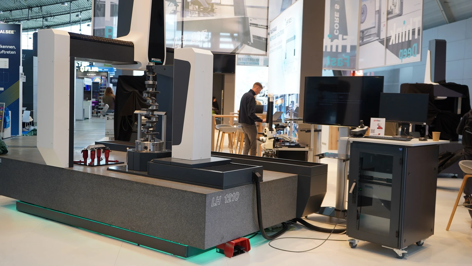Medición de una pieza larga entre mesa rotativa y contrapunta de LH Hybrid