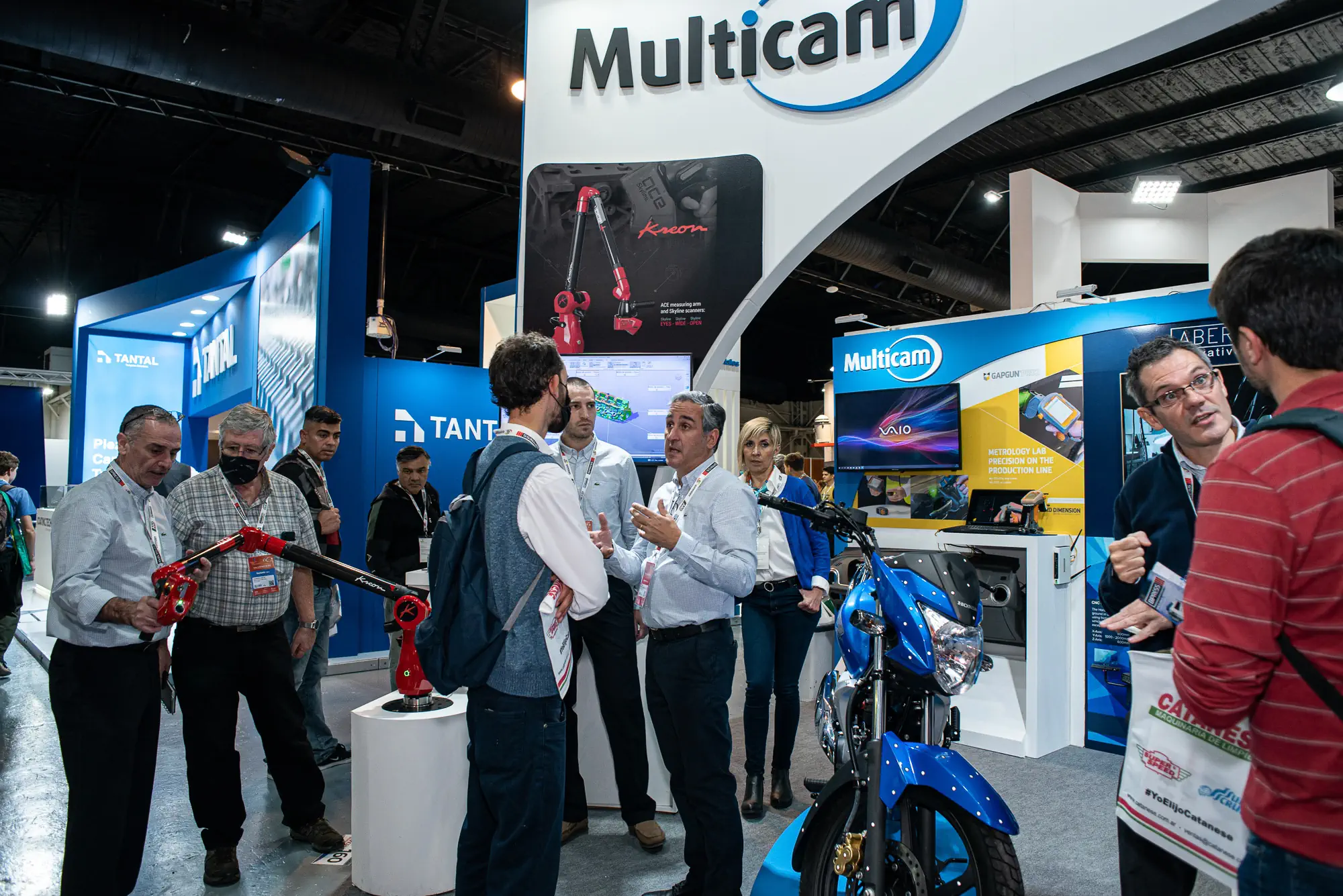 Stand de MultiCAM en FIMAQH, con visitantes y demostraciones de equipos de medición.