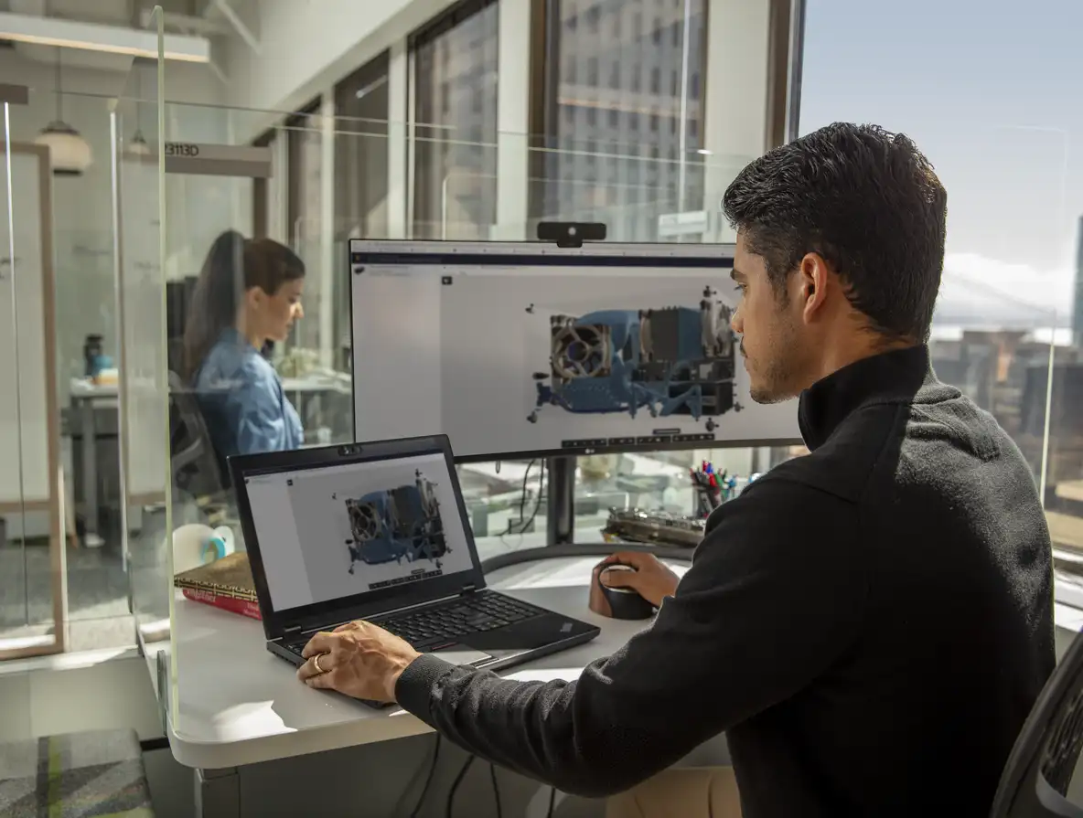 Profesional trabajando sobre un diseño de pieza en Autodesk Fusion