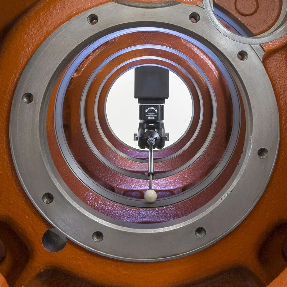 RSP3-6 con extensión larga accediendo a un agujero de un bloque de motor