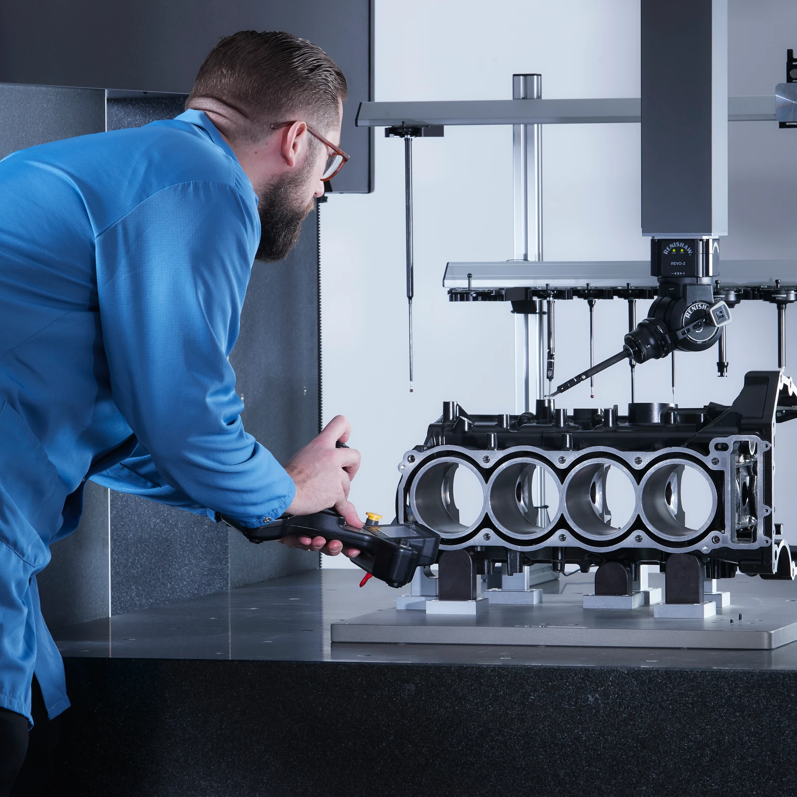 Operador junto a CMM AGILITY con REVO y SFP2 midiendo un bloque de motor