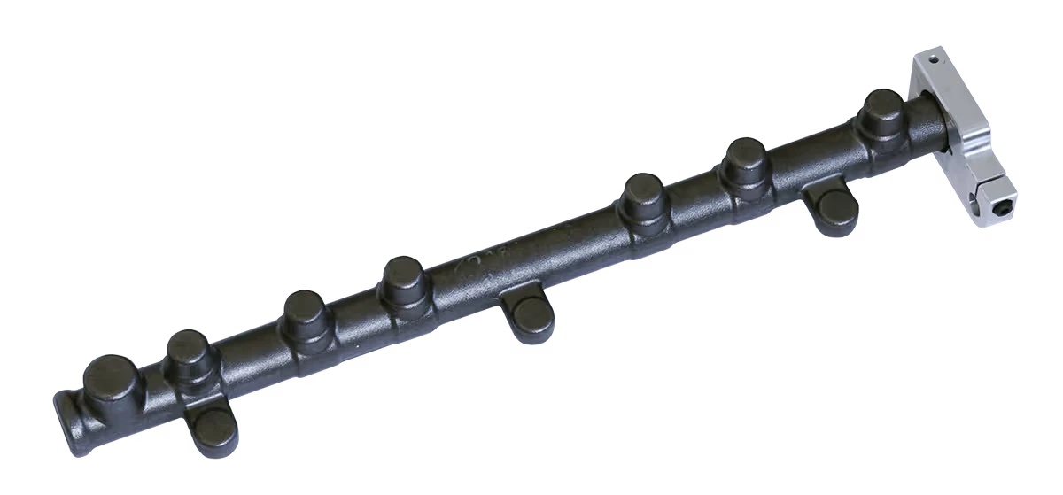 Riel de combustible Common Rail, con sus conexiones y apoyos visibles