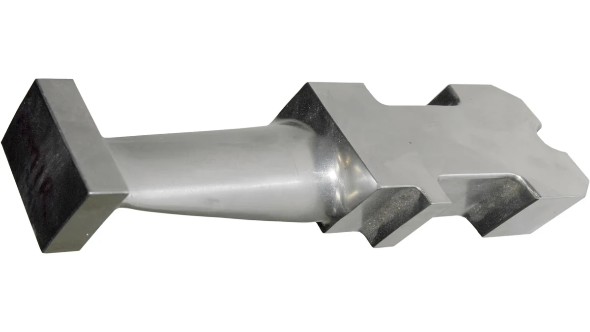 Álabe de turbina completo con raíz, perfil y extremo visibles