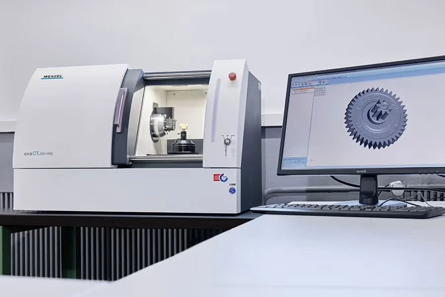 Inspección de componentes pequeños con WENZEL exaCT S en laboratorio