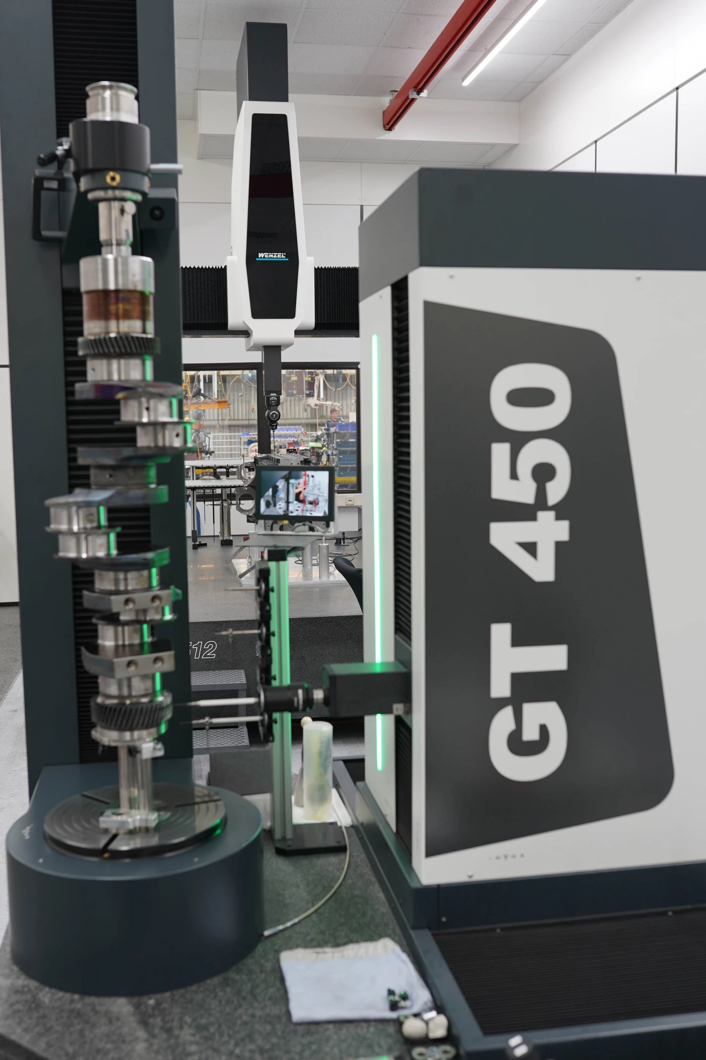 Eje dentado montado en un WENZEL GT 450 para inspección