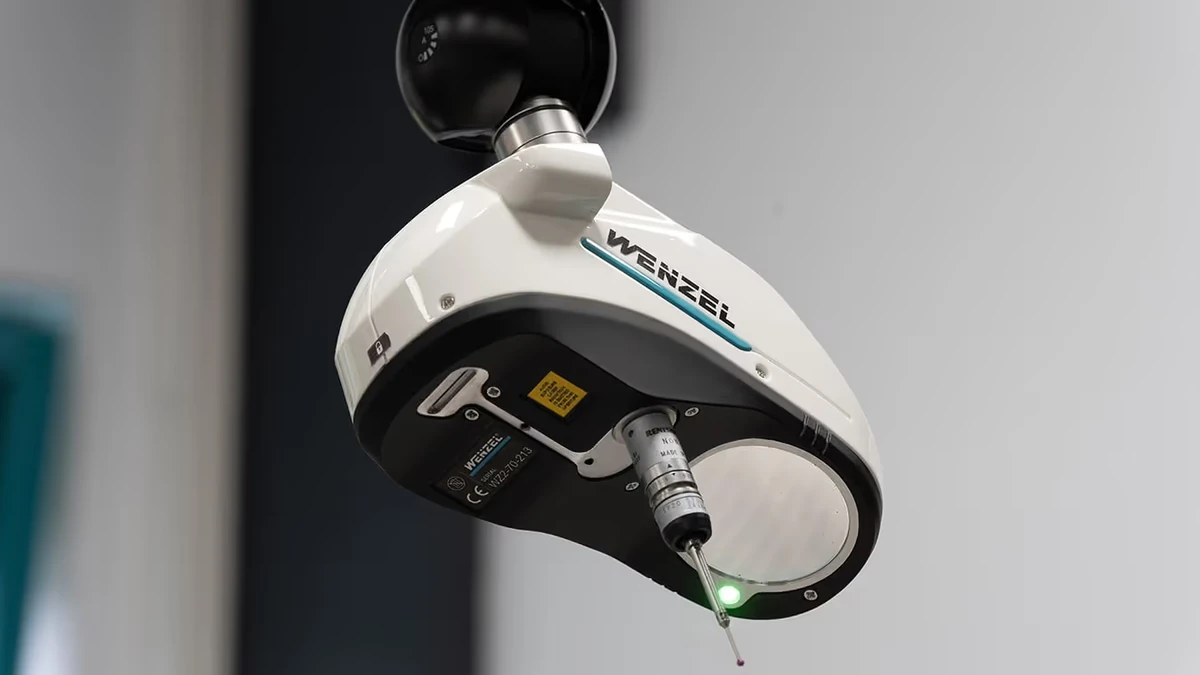 WENZEL LS 70 montado en un cabezal con el palpador Renishaw TP20 visible