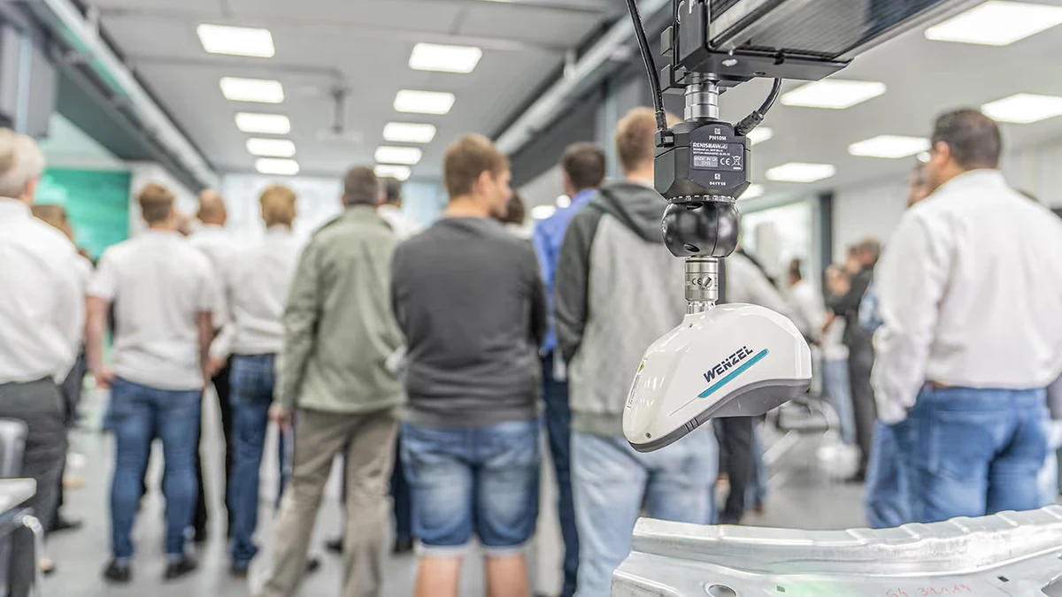 WENZEL LS 70 instalado en una CMM junto a una pieza metálica
