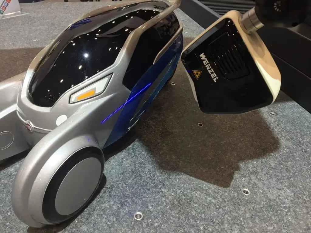 Línea láser azul de WM Shapetracer capturando la superficie de un modelo automotriz