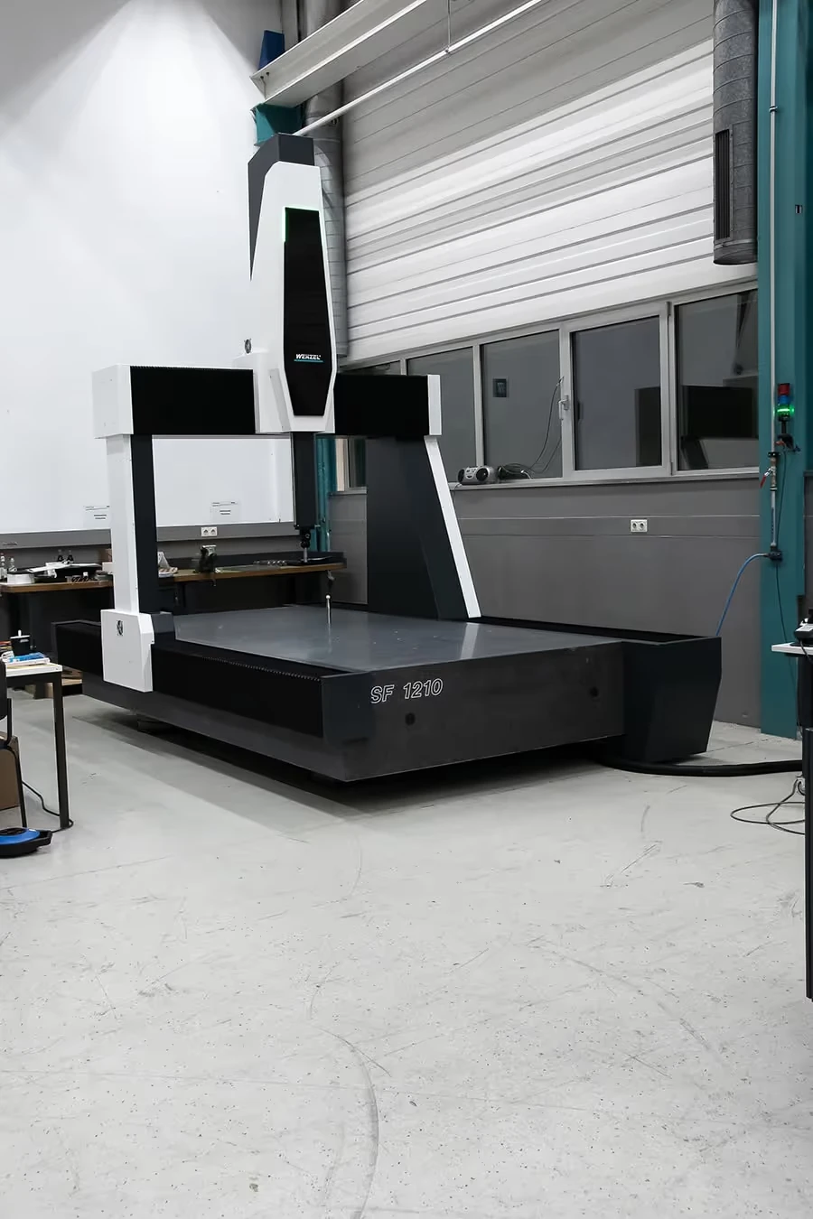 Máquina WENZEL SF 1210 instalada en un entorno de taller