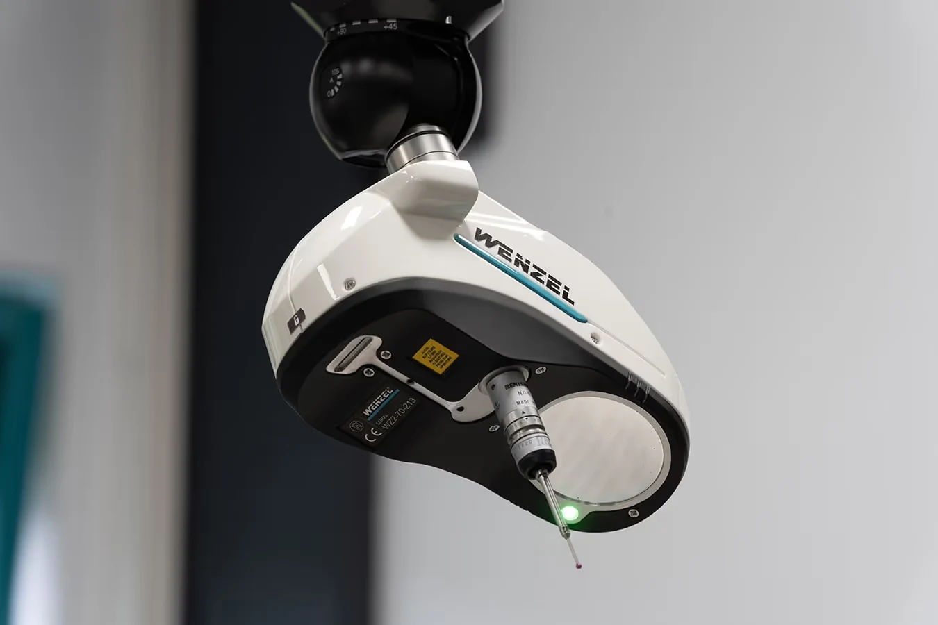 Sensor óptico WENZEL WM | LS 70 con palpador por contacto instalado