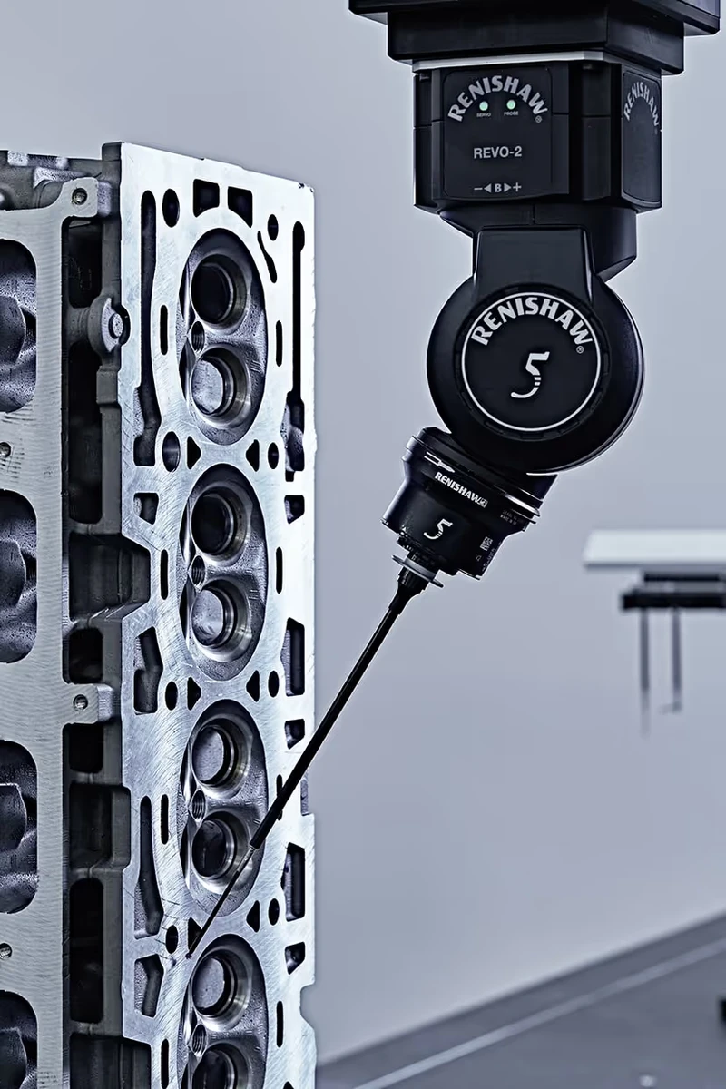 Sensor REVO con palpador accediendo a un componente de motor